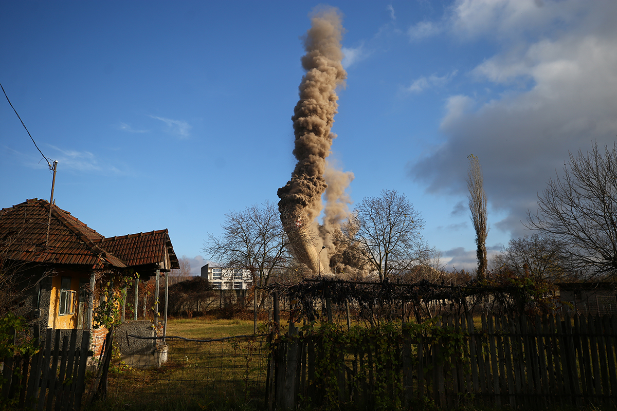 FOTOREPORTAJ. După săptămâni de tensiune, oamenii din Doiceşti au răsuflat uşuraţi când au văzut demolate ultimele turnuri ale fostei termocentrale: „Ce frumos au căzut”