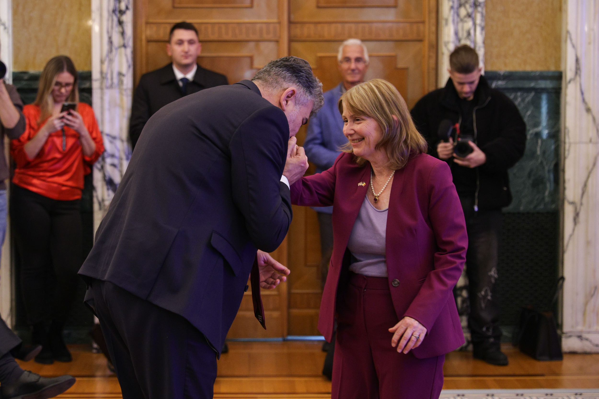 Românii pot călători în SUA fără vize din 31 martie. Decizia, oficializată de Marcel Ciolacu, ambasadoarea SUA și Hagi: „Un moment istoric”