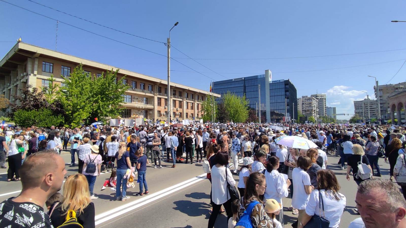 Greva din Educație continuă joi. După negocieri, Guvernul anunță că „nu vor fi creșteri salariale”, dar le oferă profesorilor carduri valorice. Sindicaliști: „Primele reacții sunt de respingere”