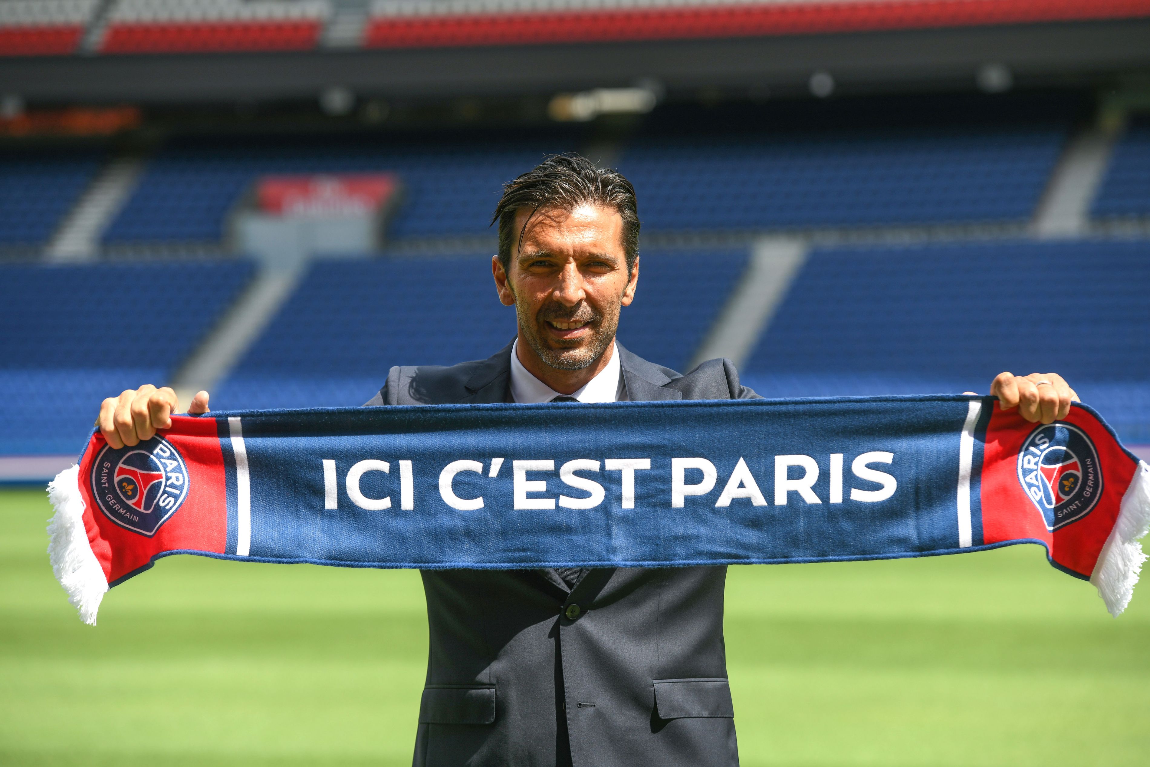 Gianluigi Buffon s-a bronzat pe Riviera italiană, după ce a semnat pentru PSG / GALERIE FOTO