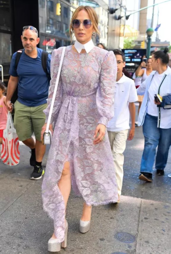 Jennifer Lopez, apariție spectaculoasă pe străzile din New York. Rochia vedetei face furori pe internet