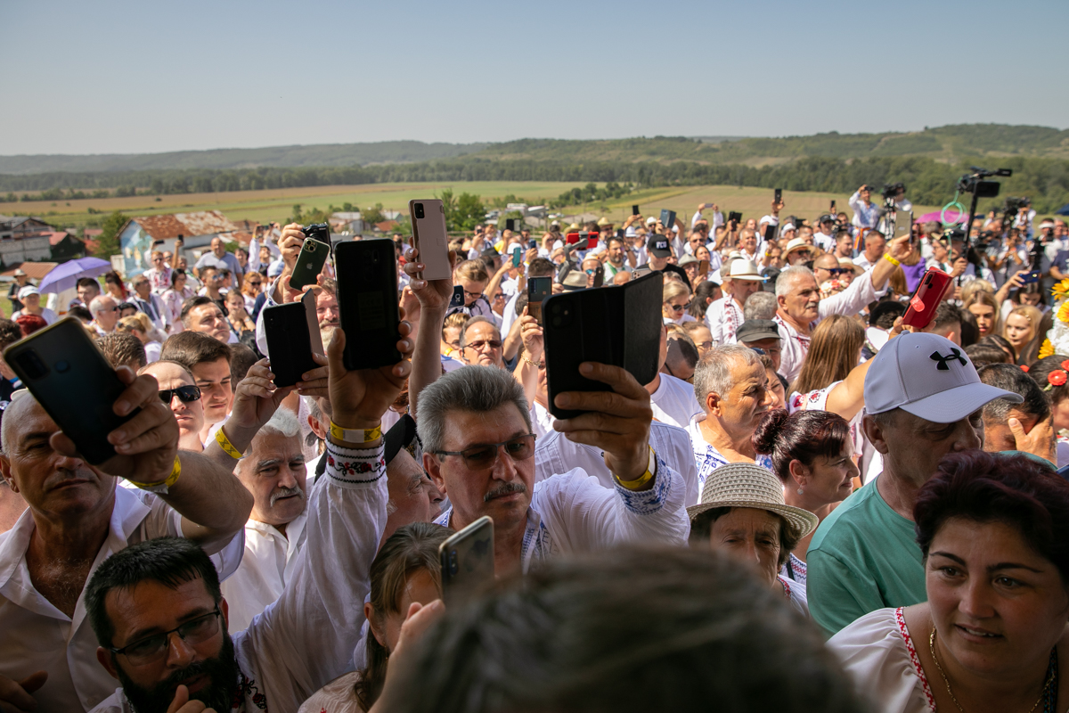 O mireasă și două nunți. Cum a petrecut poporul în vale, iar ceilalți invitați, în deal, la căsătoria „domnului AUR”, George Simion