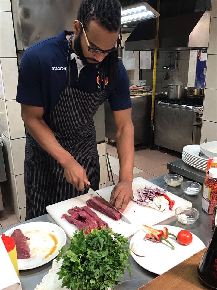 Stelistul Randal Falker e masterchef! Baschetbalistul american a gătit pentru Pro TV. De la ciclism, la camioane, de la look-ul rasta - la Shaq | FOTO