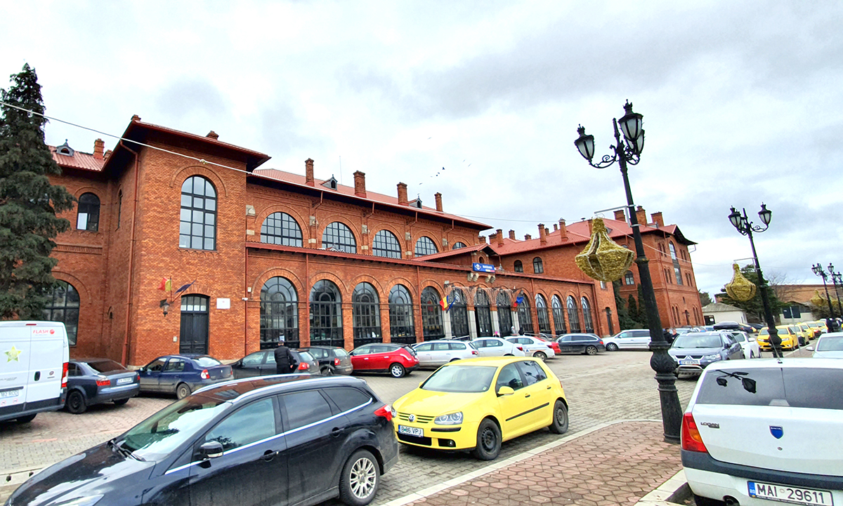 Gările Sucevei. Cum a ajuns un monument istoric, carte de vizită a României lui Carol I, într-o stare de degradare „probabil iremediabilă”. Prinsă între ”proiecte” grandioase ale SNCFR și combinații locale