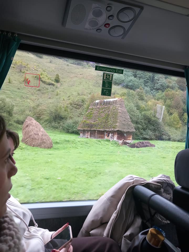 Șurile cu acoperiș din paie, construcțiile arhaice din Apuseni care rezistă de peste 100 de ani. Drumul nou care le face accesibile turiștilor