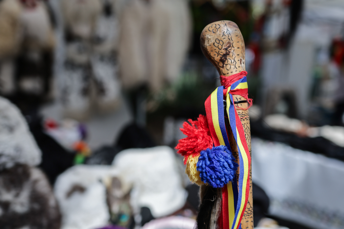 „Cred că las căciulile și opincile și mă apuc să vând țuică”. Povestea băcăuanului care l-a cunoscut pe Părintele Galeriu și a renunțat la preoție