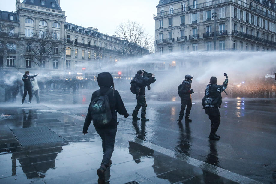 Peste 30.000 de persoane au protestat la Paris față de legea securității globale. Poliția a folosit tunuri de apă pentru a curăța piața