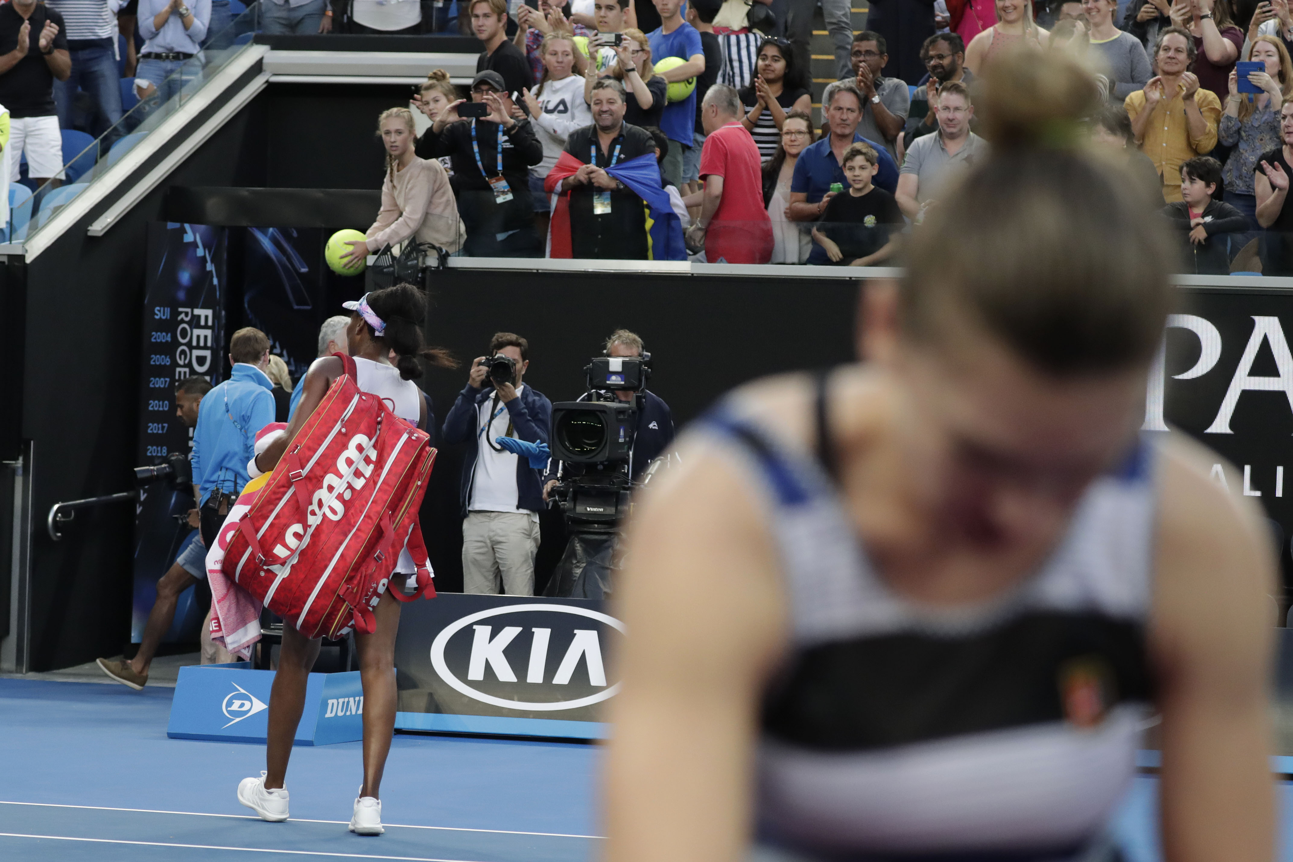 Simona Halep, în optimi la Australian Open! O învinge categoric pe Venus Williams și se pregătește pentru duelul cu Serena! | VIDEO