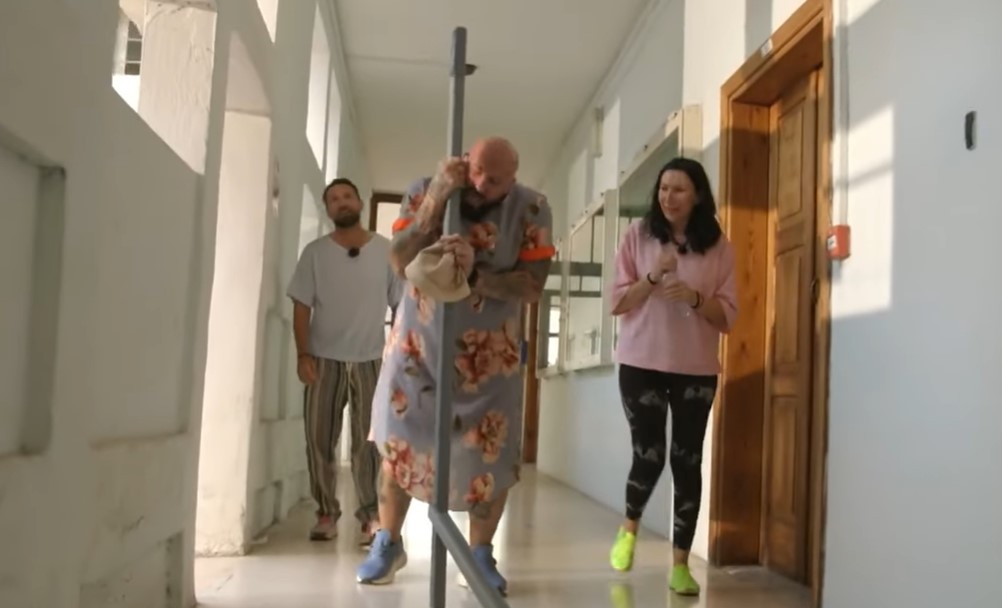 Cătălin Zmărăndescu l-a înjurat pe Dani Oțil în timpul probei „Au, mami!” la Power Couple. Luptătorul a rupt și o balustradă