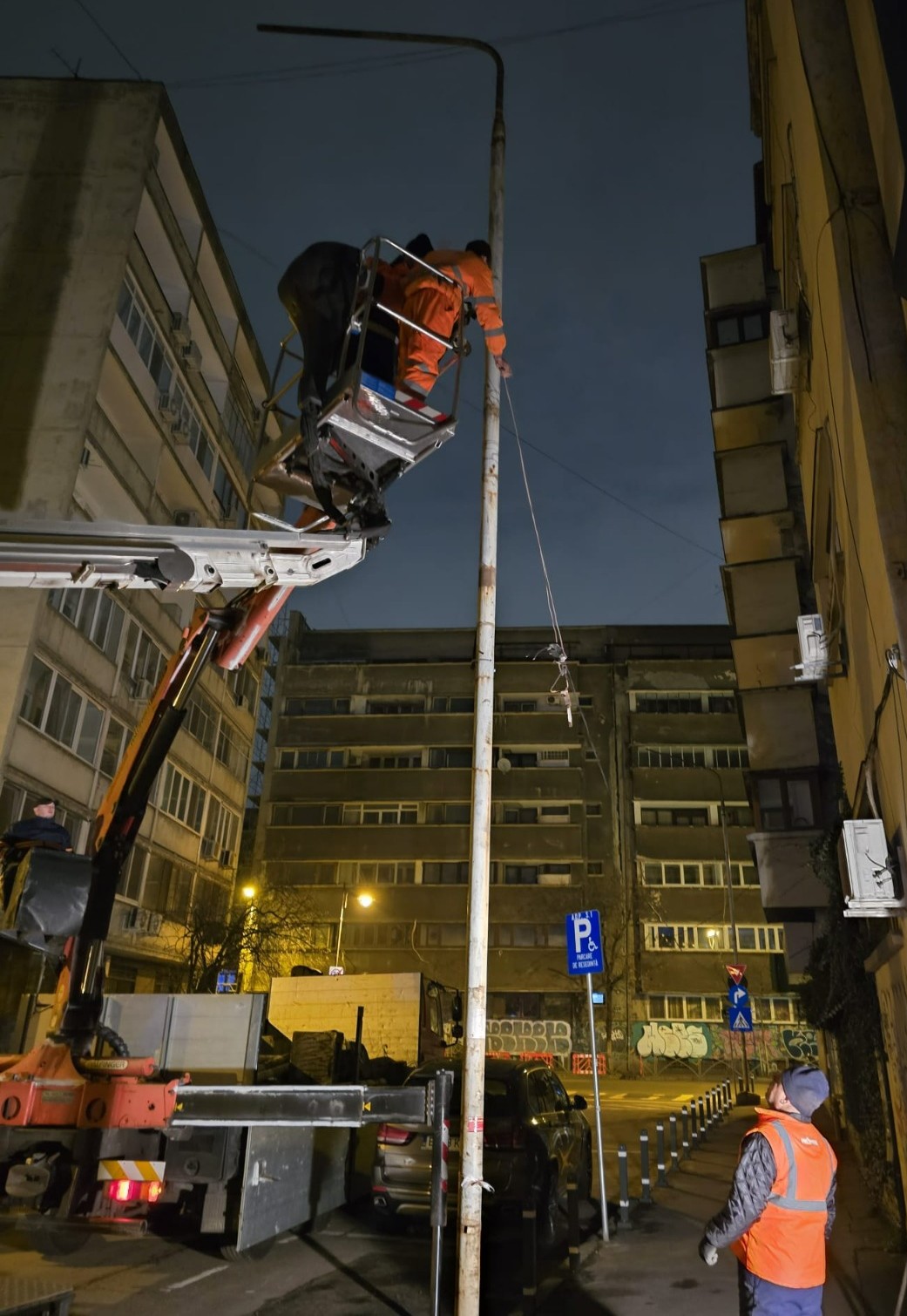Primăria București demontează stâlpii de iluminat vechi. Ciprian Ciucu: „Nu înțeleg cum de nu i-a văzut nimeni”