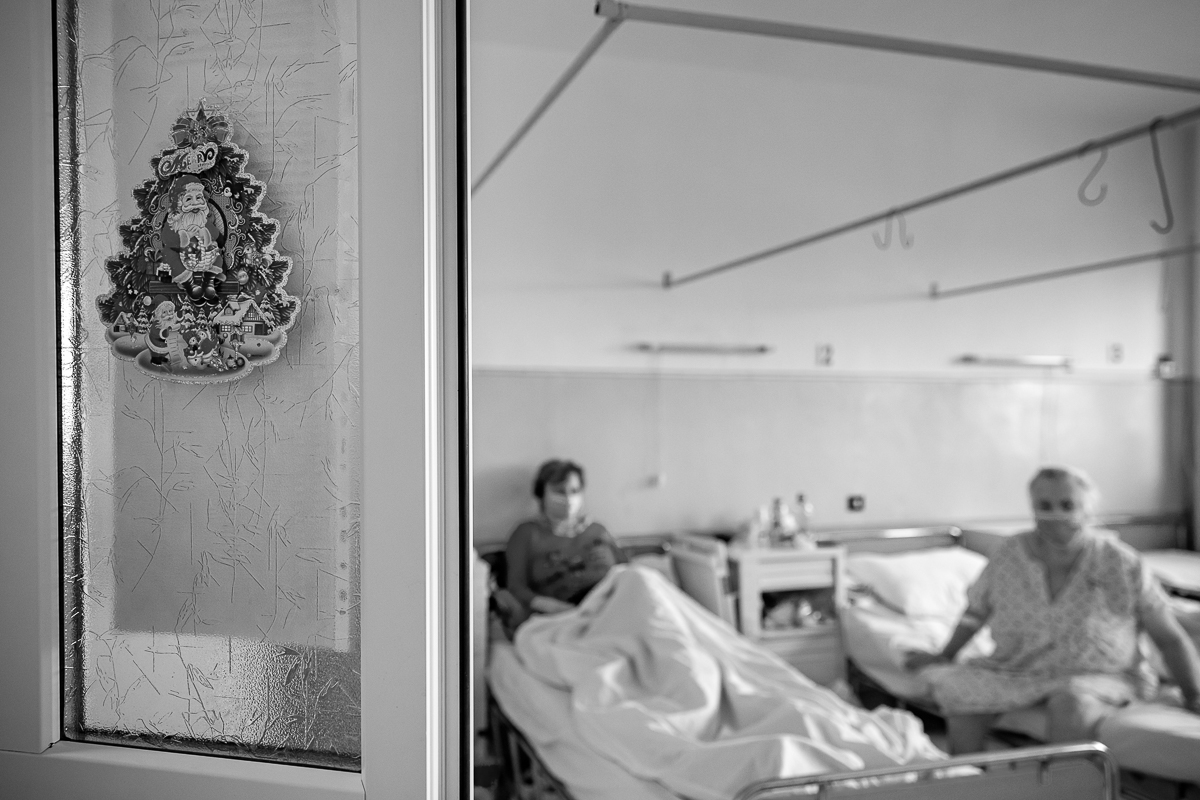 Despre oxigen, cafeină şi spiritul sacrificat al sărbătorilor în spitalul COVID din Roşiori de Vede: „O să picăm toţi la un moment dat”