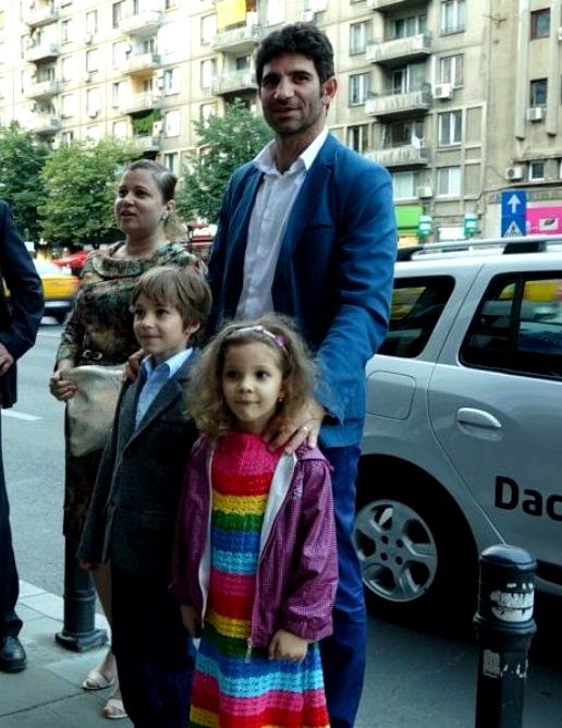 Toma Cuzin, cunoscut ca Firicel din „Las Fierbinți”, cu familia la Premiile GOPO 2024. Imagini rare cu soția și cei doi copii