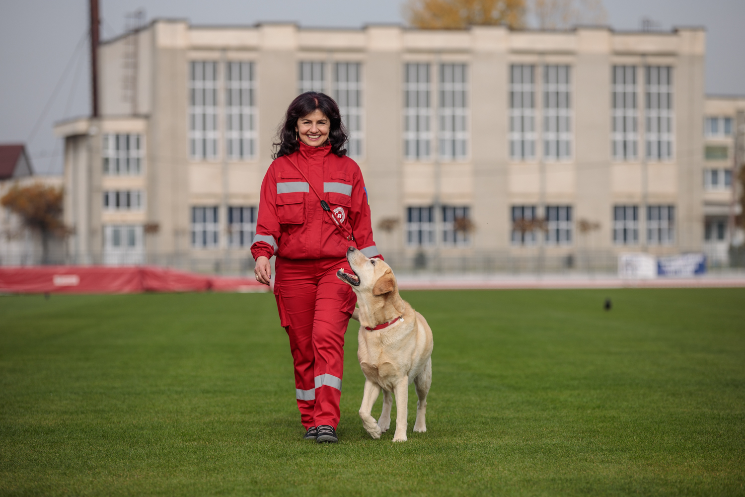 Când cel mai bun prieten al omului îți salvează viața. Cum se pregătesc câinii și voluntarii pentru eventuale catastrofe