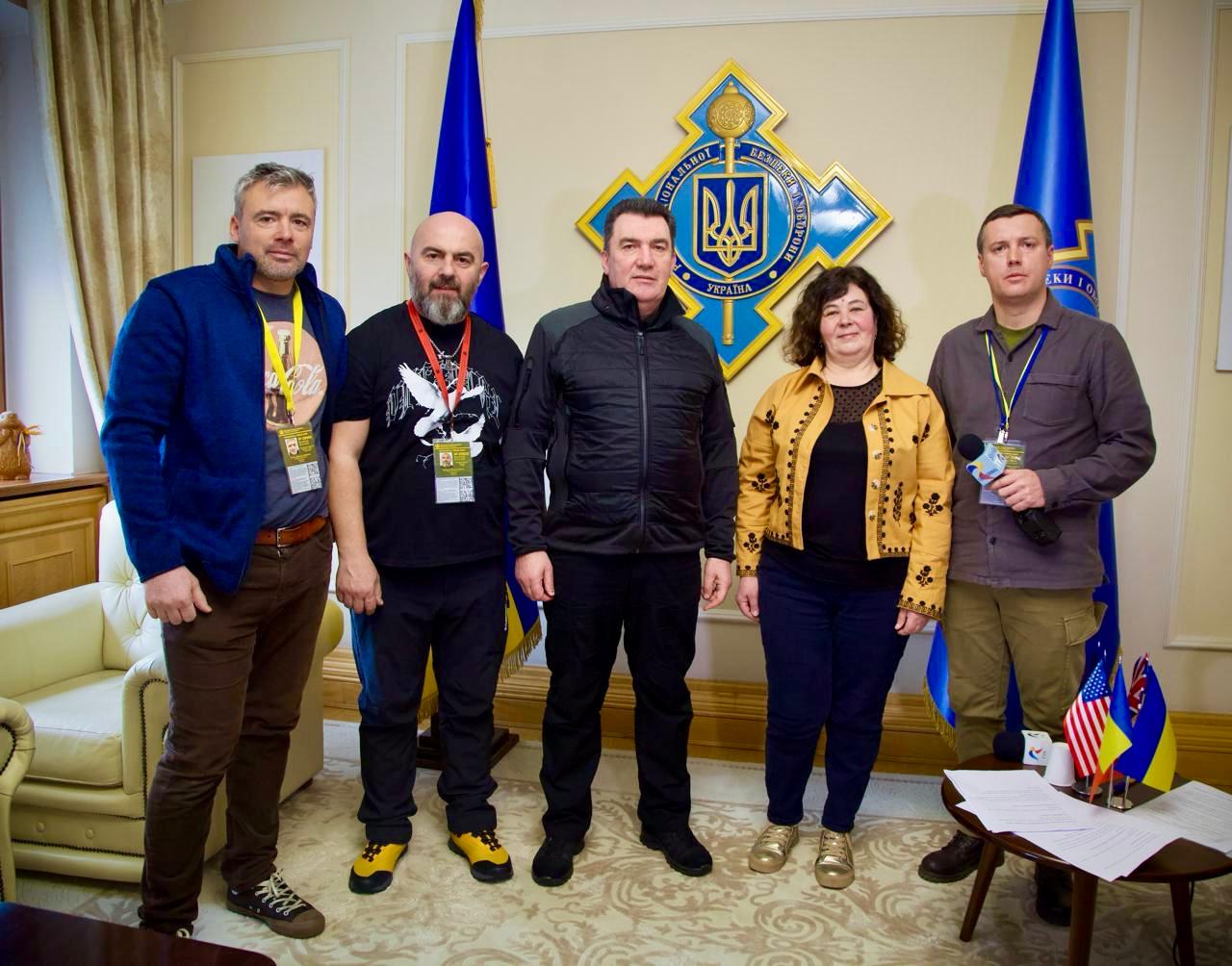 Cum se trăiește pe frontul din Ucraina. Relatările lui Alex Costache, jurnalistul TVR care a mers de 13 ori în mijlocul războiului: „Se auzeau obuzele cum vâjâiau în aer. Cădeau la 500 de metri de locul unde ne aflam”