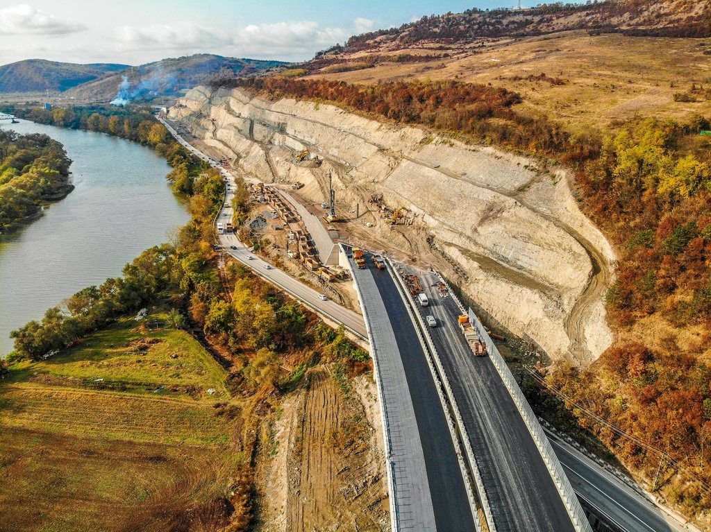 Autostrada A1 Lugoj-Deva, ruptă de o alunecare de teren. Cum arată locul dezastrului