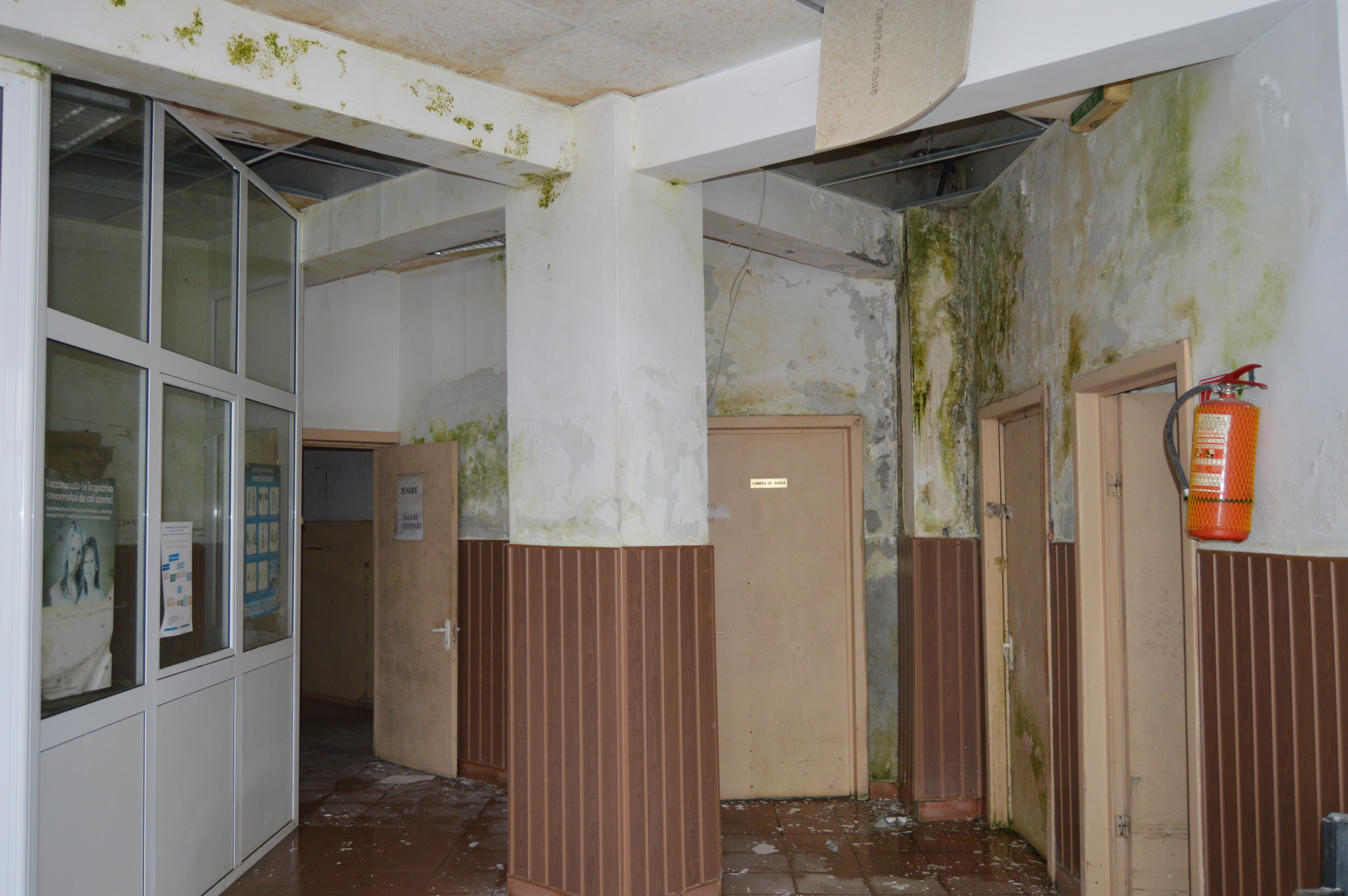 FOTOREPORTAJ/ Bombă biologică în spitalul din Negrești, închis de Guvernul Boc: pereți, instrumentar și paturi mucegăite