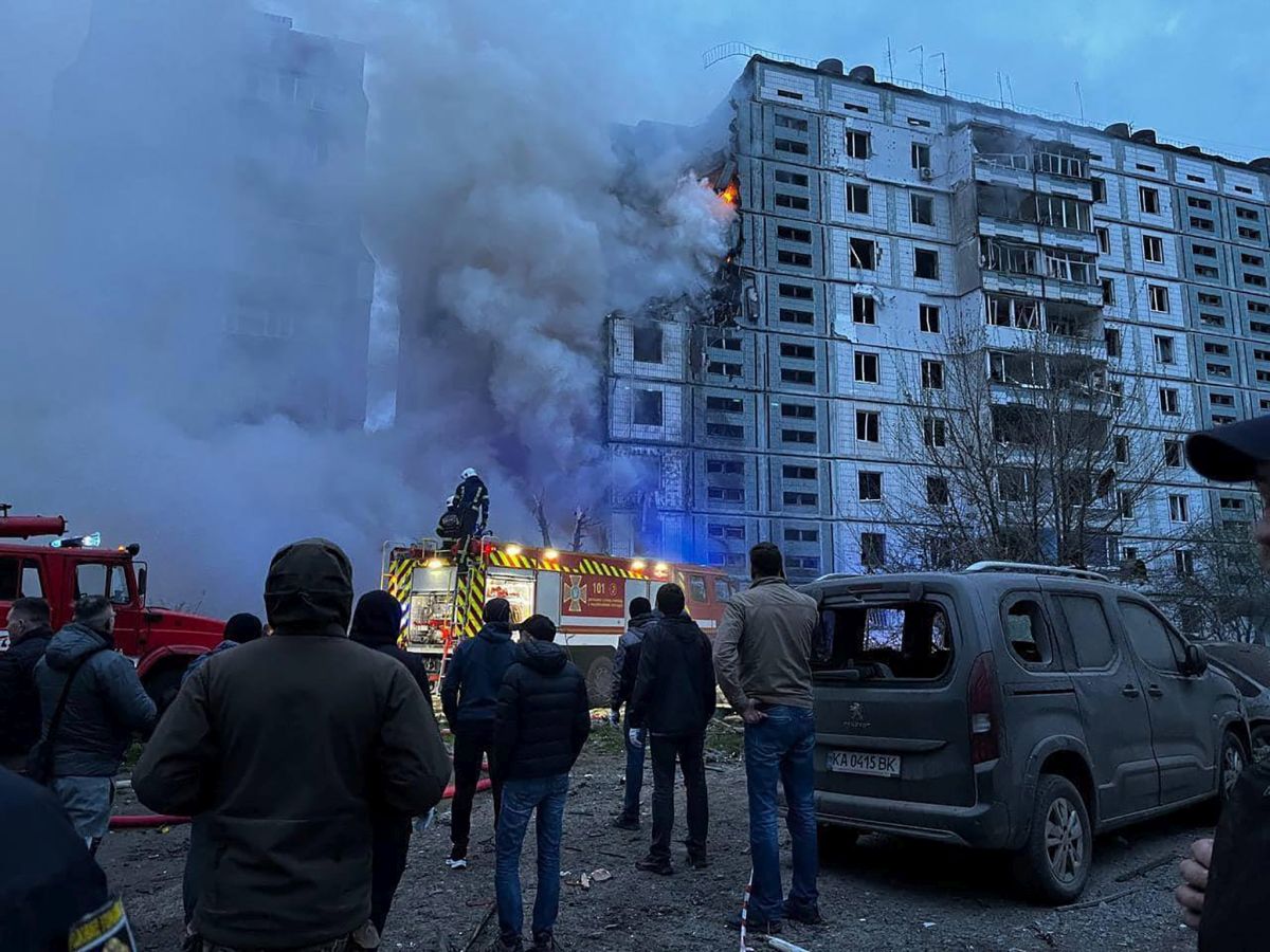 Imagini cu urmările atacului masiv al Rusiei asupra unor orașe ucrainene, din timpul nopții. Cum arată acum blocul lovit de o rachetă