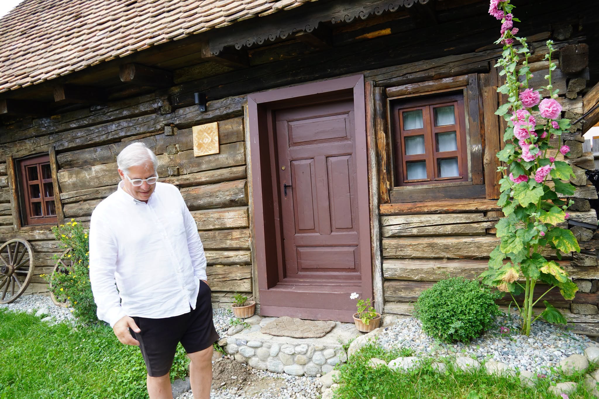 Alexandre Eram, dincolo de statutul de soț al Andreei Esca. Proiectul de suflet în care a investit aproape 20 de ani pentru a salva case tradiționale din Transilvania