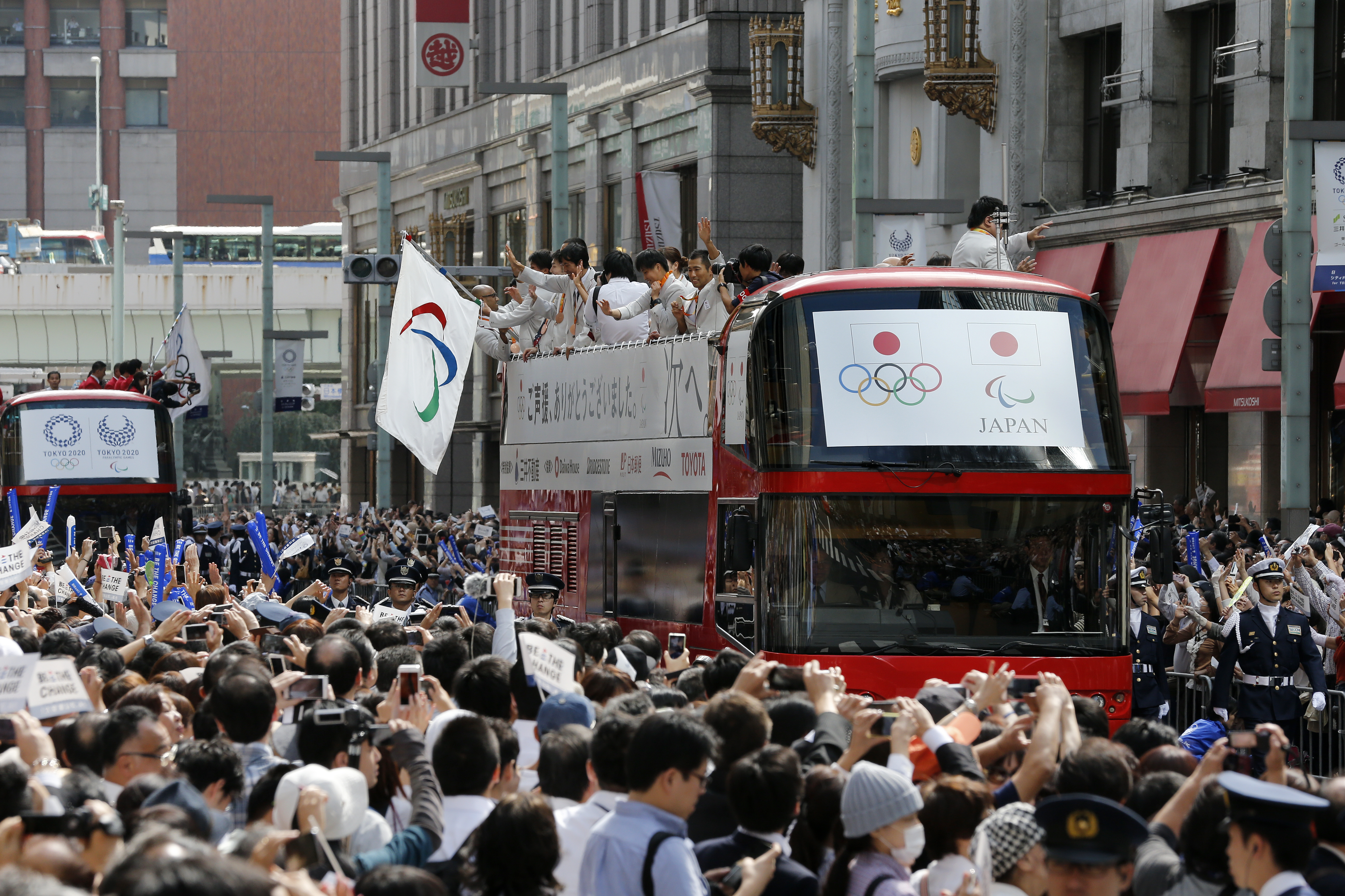 Aproape un milion de oameni au ieșit pe străzi pentru a felicita medaliații Japoniei la JO 2016  / GALERIE FOTO&VIDEO