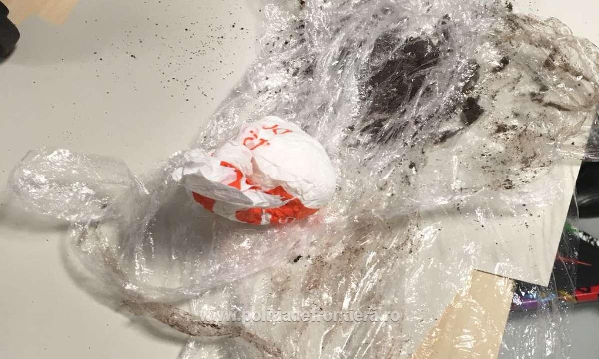 Un italian a fost prins cu droguri în Aeroportul Otopeni. Bărbatul a prezentat un buletin fals / FOTO&VIDEO