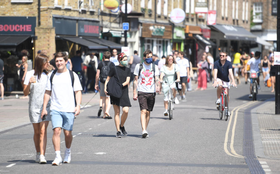 Aglomerație în Londra: britanicii au profitat de cea mai călduroasă zi a anului și au ieșit la plimbare