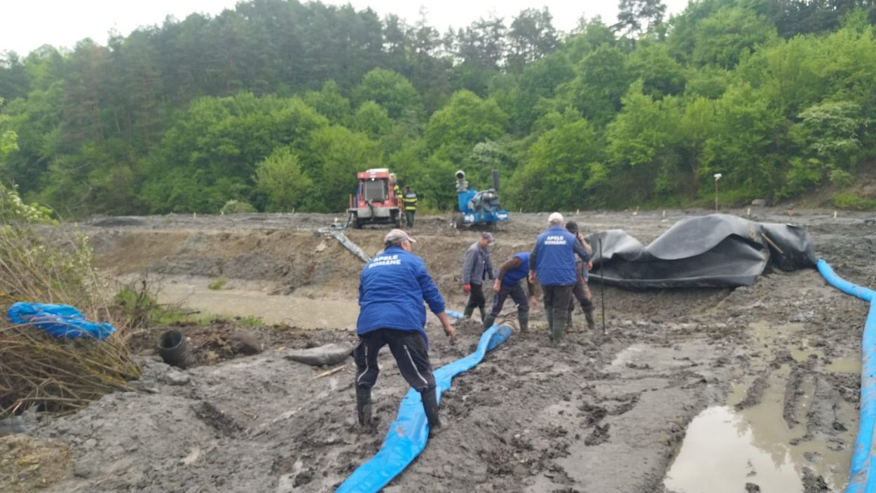 Salina Praid a fost închisă turiștilor din cauza inundațiilor. Pompierii acționează de 4 nopți, în condițiile în care în zonă plouă încontinuu