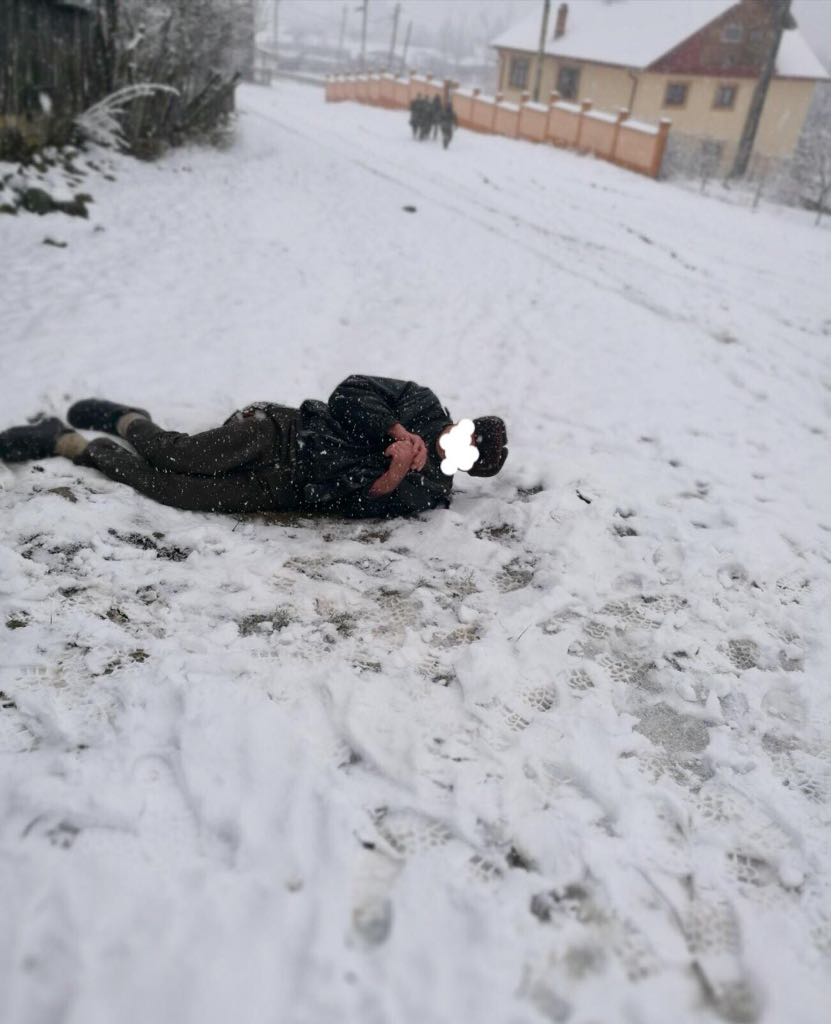 Bolnav psihic salvat din zăpadă de jandarmi, la Focșani. Tânărul era la bustul gol, desculț și cu pantaloni de pijama/ FOTO