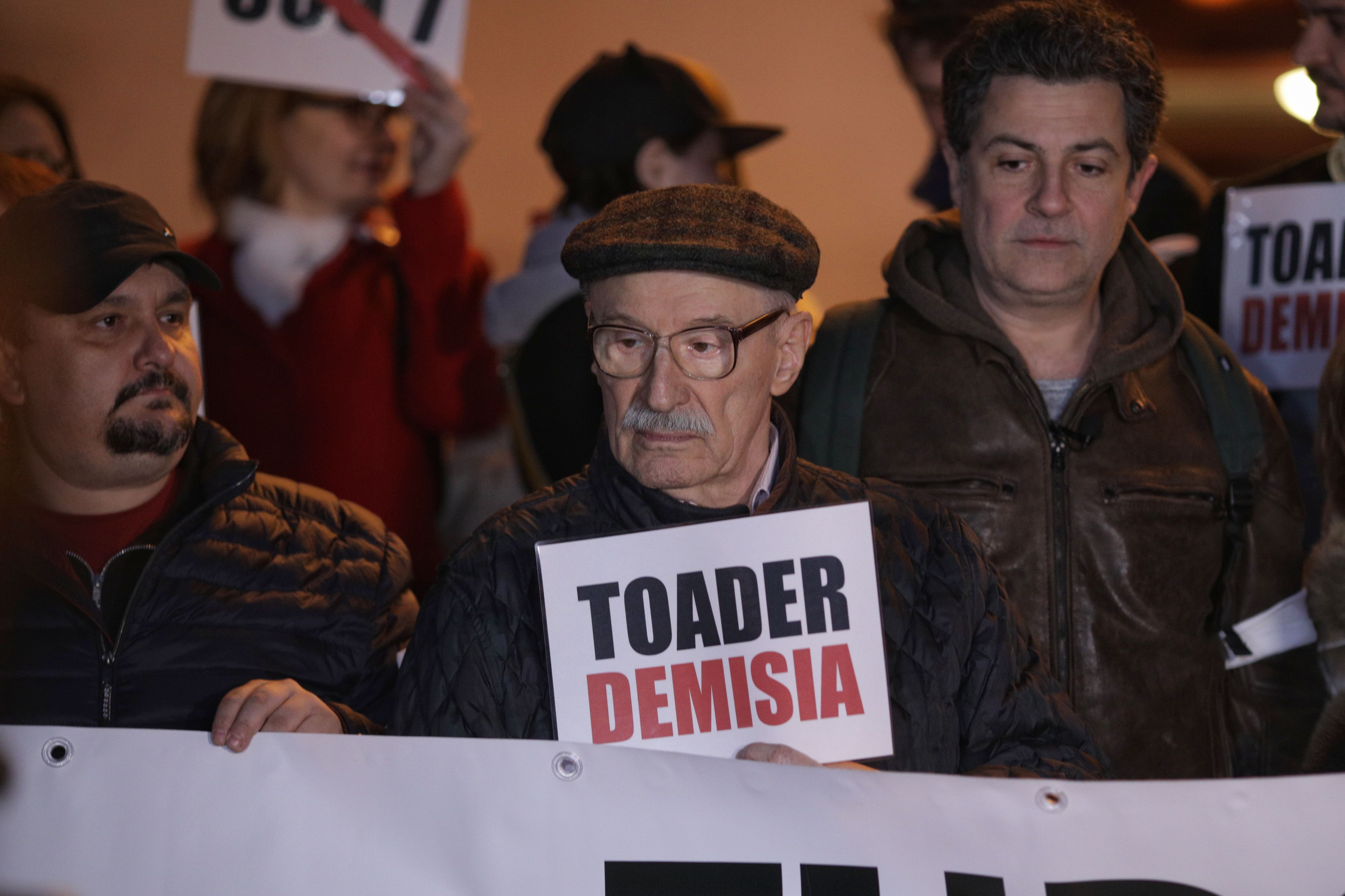 Protest pe treptele TNB față de Ordonanța care modifică legile justiției. Rebengiuc: "De frica închisorii, iau justiția în brațe și o schimbă cum vor ei"