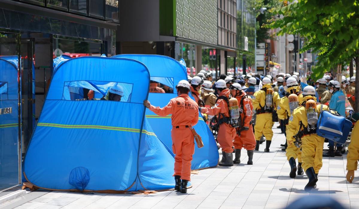 Zeci de persoane rănite, după ce un bărbat a stropit cu o substanță periculoasă într-un centru comercial de lux din Tokyo