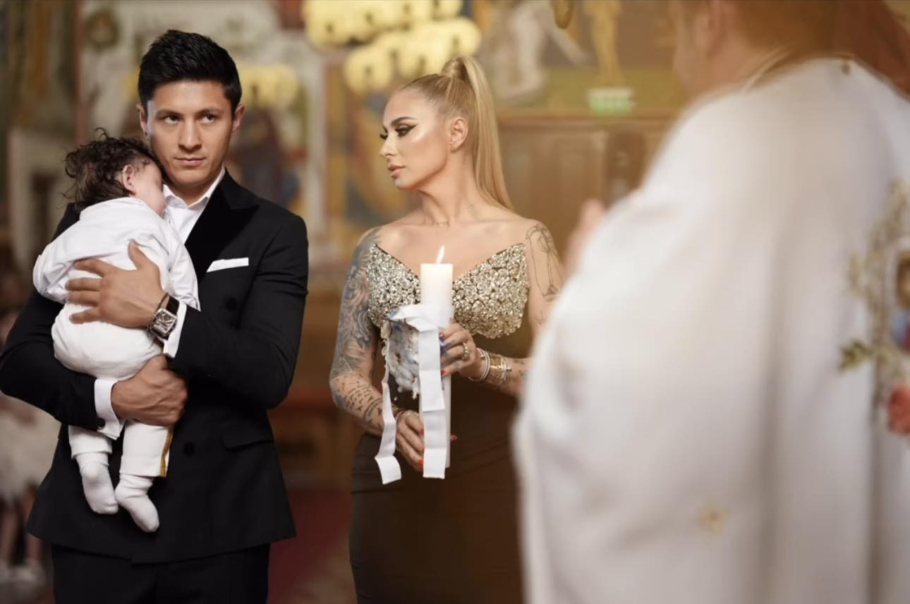 Imagini cu Anamaria Prodan și Ronald Gavril în biserică. Îmbrăcați elegant, cei doi au botezat un băiețel