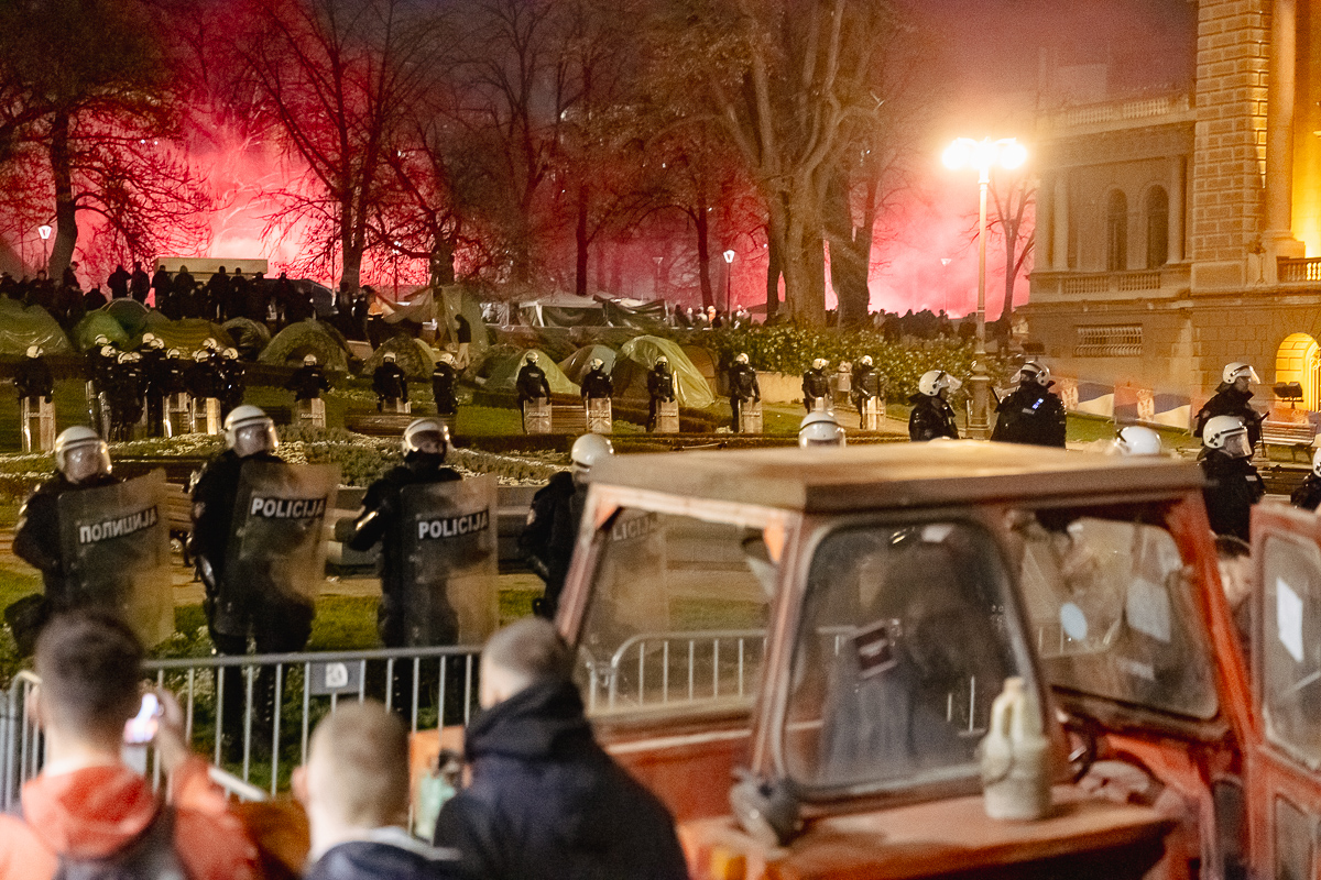 Marele protest de la Belgrad văzut din mulțime: Cratițele și tăcerea care au speriat Puterea FOTOREPORTAJ