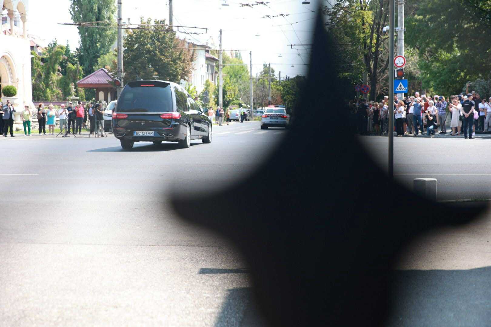 Cât costă mașina mortuară care a cărat sicriul cu trupul neînsuflețit al lui Ion Iliescu. Înmormântarea a fost plătită de statul român