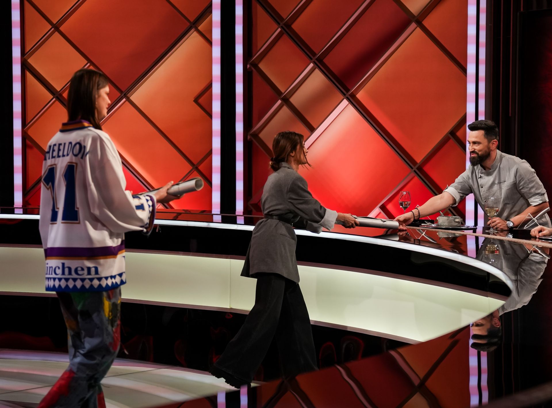 Alexia Eram și Aris i-au impresionat pe jurații de la „Chefi la cuțite” cu rețeta Andreei Esca. Chef Richard Abou Zaki a câștigat amuleta