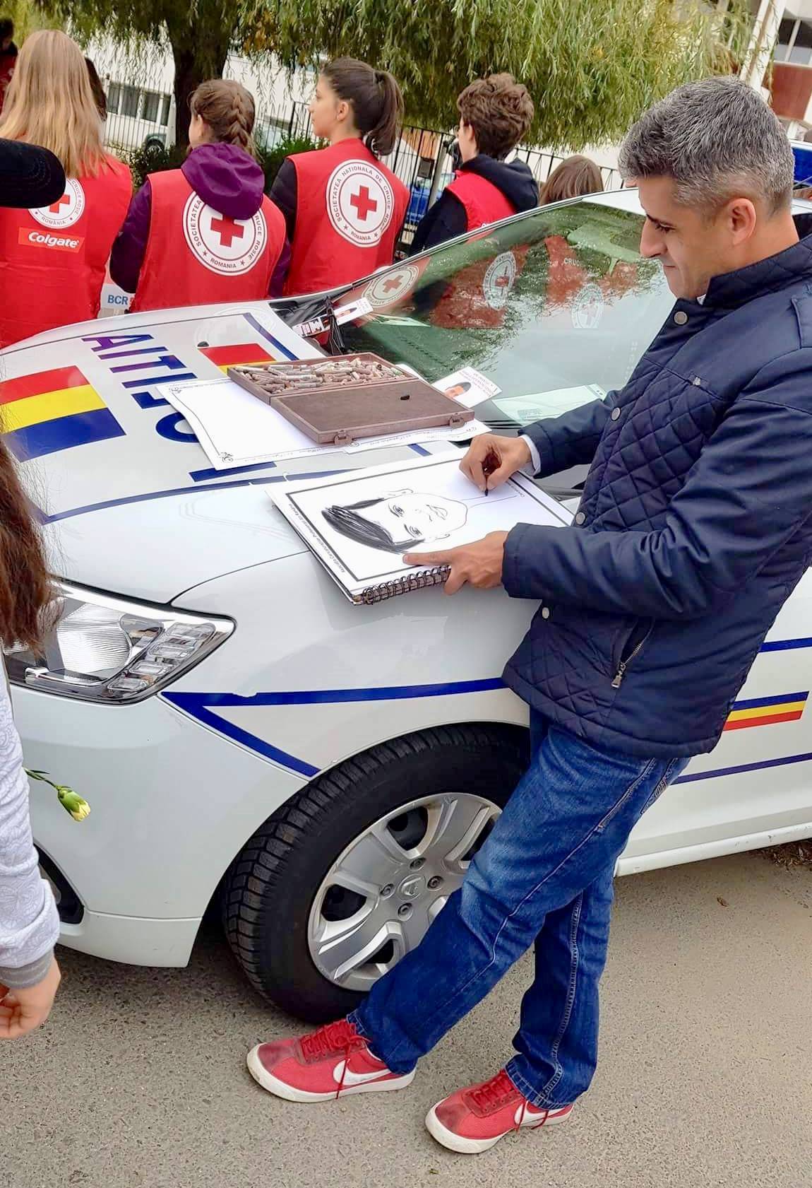 Un polițist și un caricaturist din Slatina, lecție de umanitate. Ce au făcut pentru un tânăr grav bolnav | FOTO