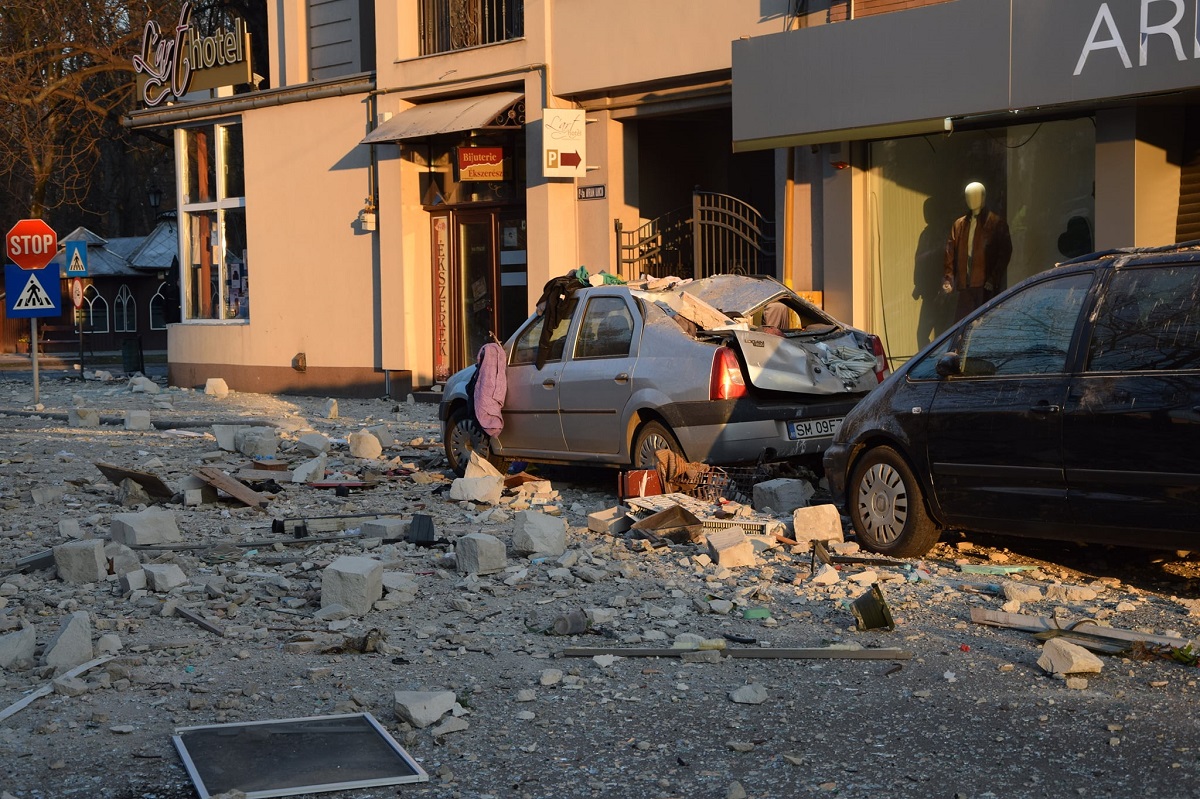 VIDEO | Explozie într-un bloc din Carei. Mai mulți răniți, dintre care trei în stare gravă