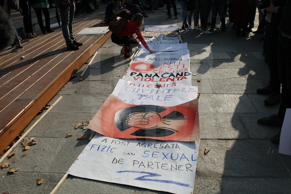 GALERIE FOTO/ Marş împotriva violenţei domestice, în Bucureşti: "Împreună pentru siguranţa femeilor"