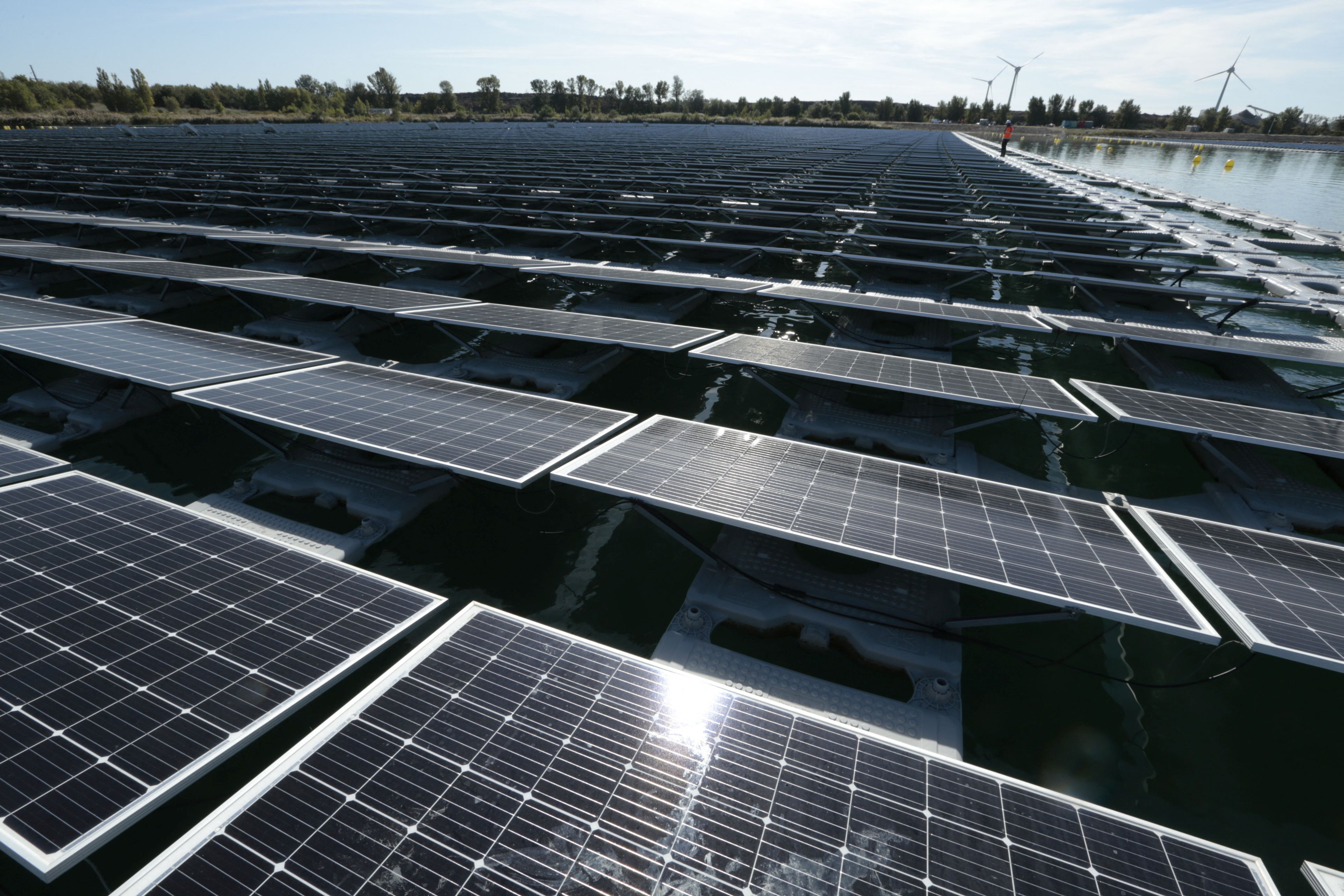 Prima fermă solară plutitoare din Europa, inaugurată în Franța. Poate alimenta cu energie un oraș cât Năsăudul