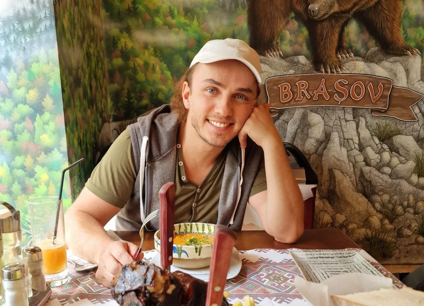 Rux a răbufnit când l-a auzit pe Mihai Trăistariu că are iubite cu 20 de ani mai tinere: „Ești bolnav! Mă sperie chestia asta. Un penibil”
