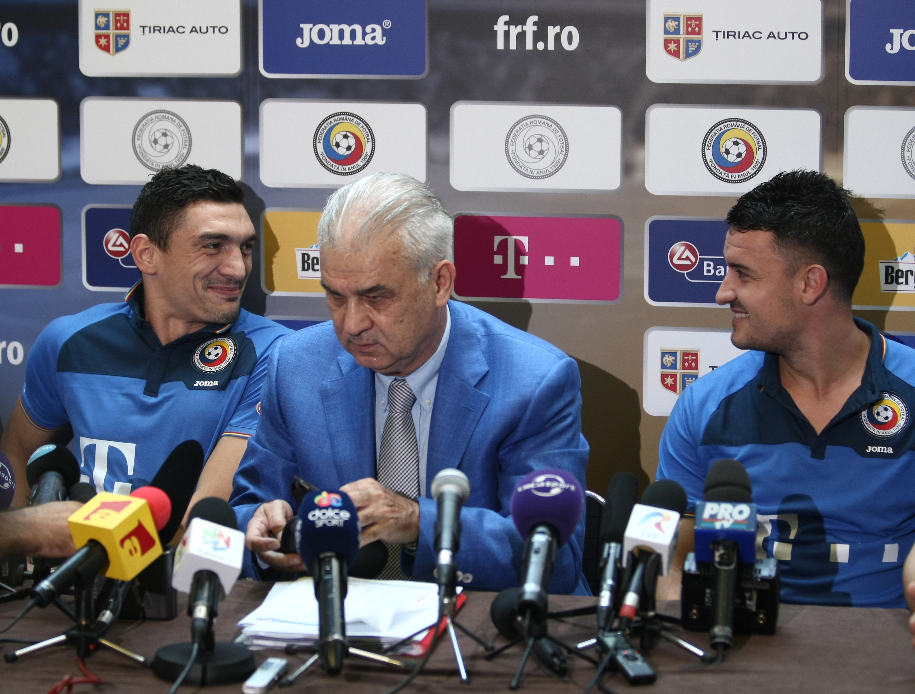 Schimb de replici fabuloase între Iordănescu și Budescu. ”Aștept să te apuci de fotbal”. ”Ce vrei, bă, cine ești?” / GALERIE FOTO