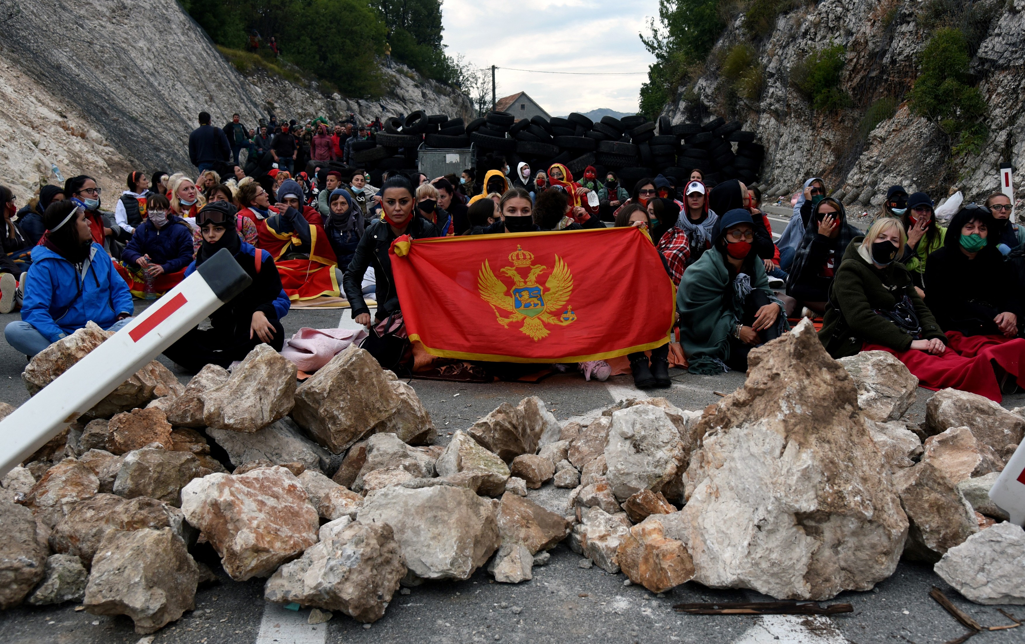 Noul mitropolit al Muntenegrului, înscăunat înconjurat de forțe speciale. Proteste violente față de numirea lui