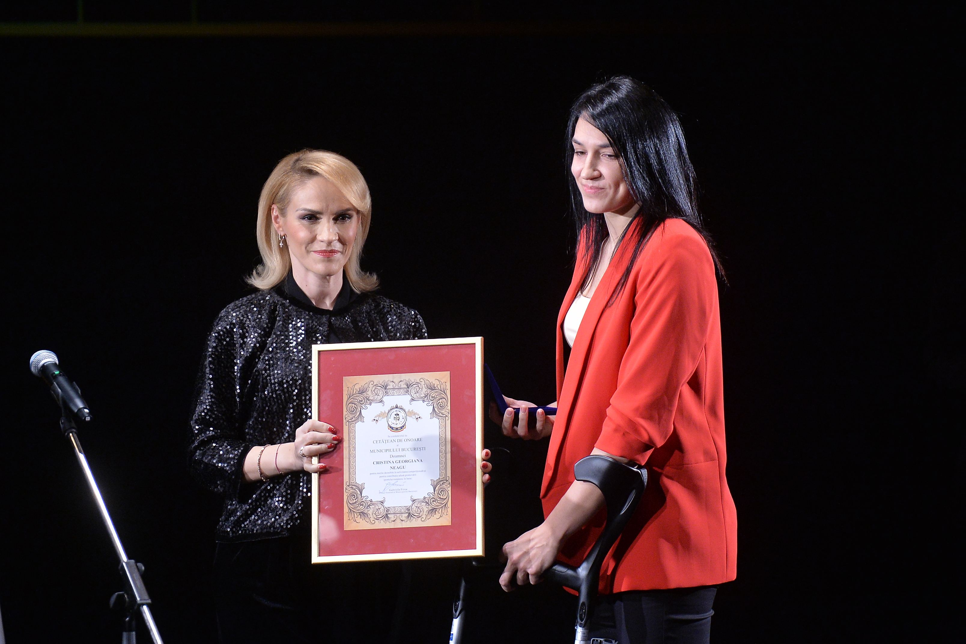 FOTO | Cristina Neagu, numită cetățean de onoare al Municipiului București.  "Îmi pare rău că ne întâlnim în asemenea condiţii"