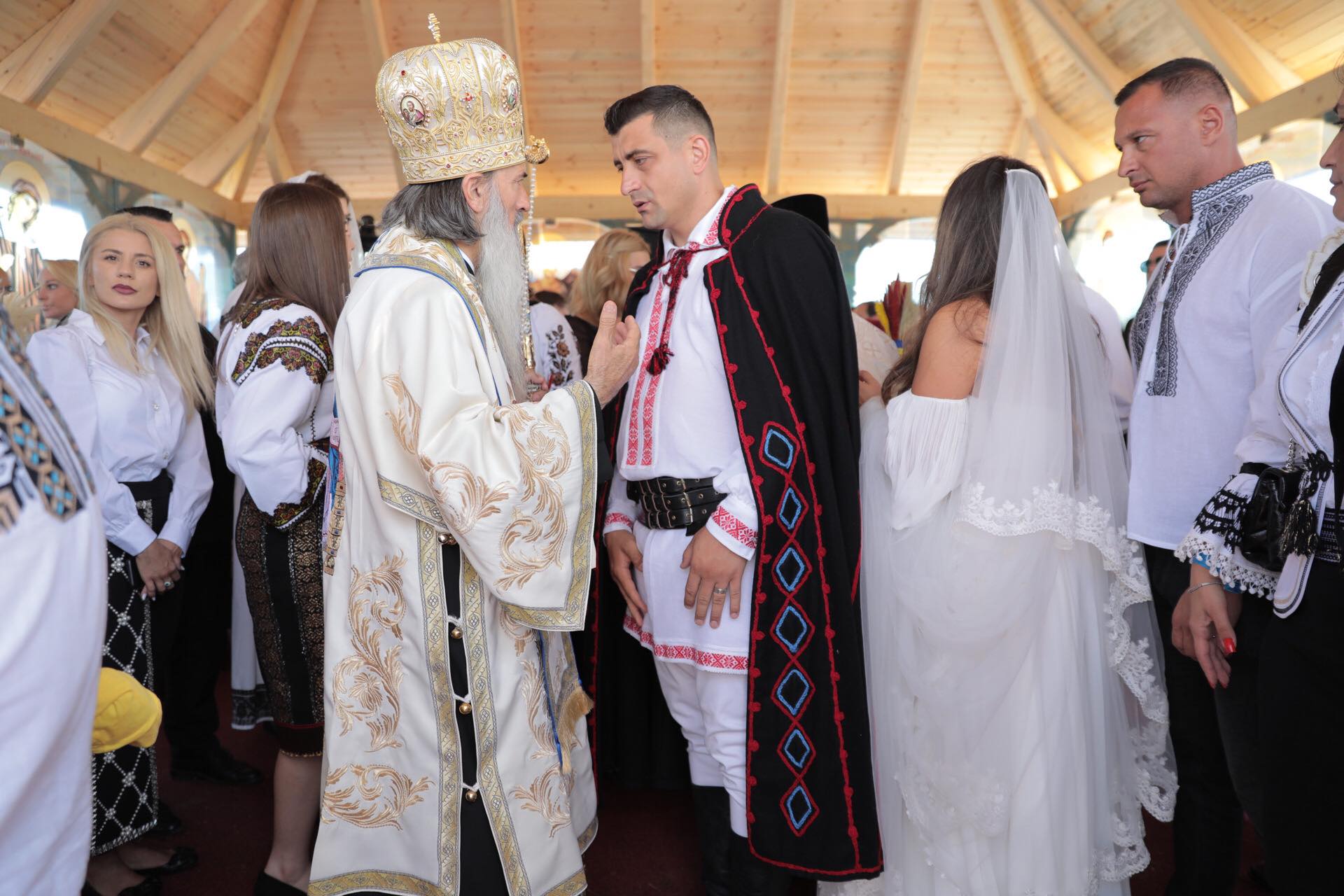 FOTO. Nunta lui George Simion, văzută de la fața locului. Câteva sute de oameni au rezistat în fața scenei, petrecerea a continuat până la 7 dimineața