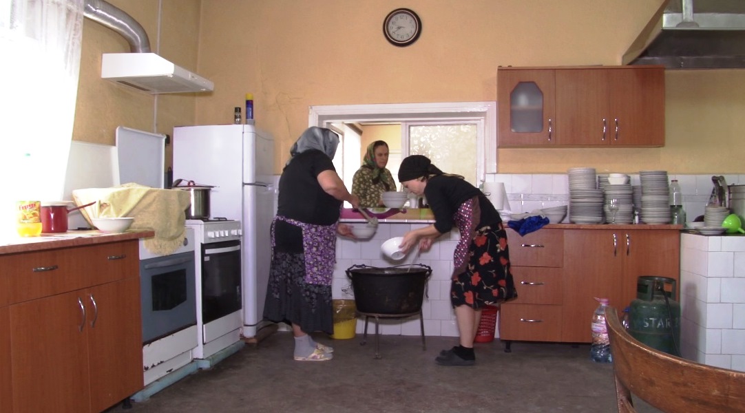 REPORTAJ/ Schitul Babicilor, locul unde bătrânele au drept meserie rugăciunea (VIDEO)