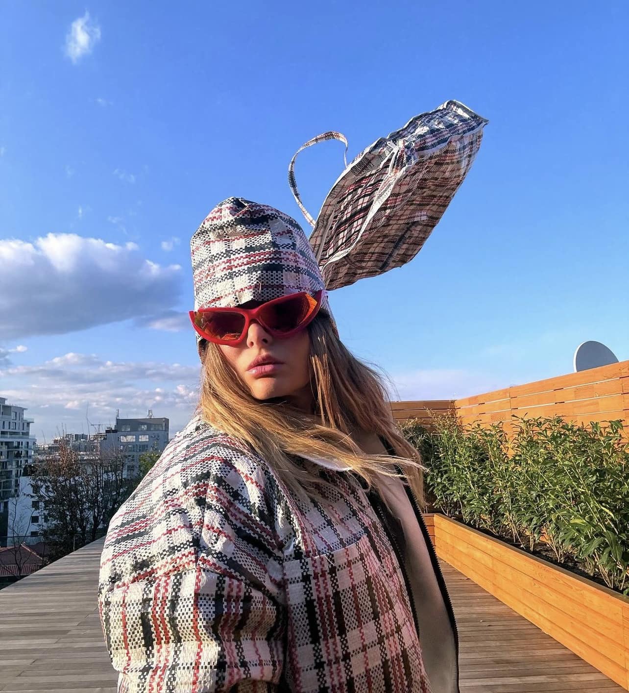 Câți bani a plătit Delia pentru geaca de rafie. Artista și-a luat și căciulă la fel: „Are și mama vreo 4-5 papornițe din astea”