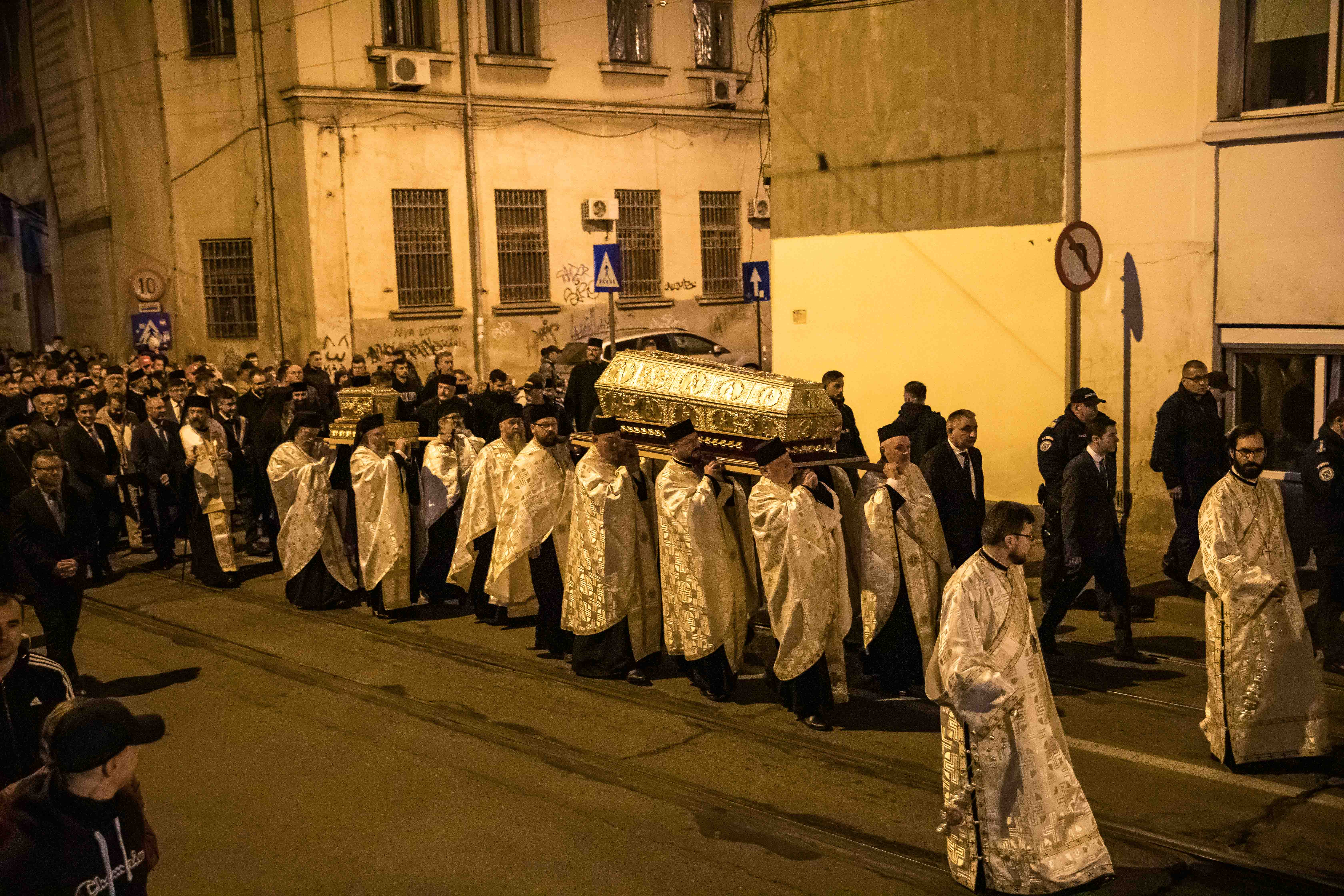 După doi ani cu restricții, moaștele Sfintei Parascheva au fost plimbate din nou prin Iași. „Ne întâlnim cu prieteni pe care nu i-am mai văzut dinainte de pandemie”