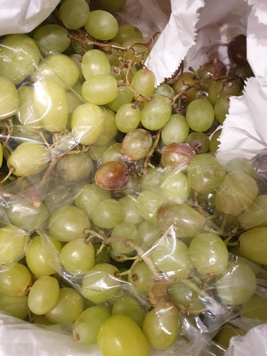 Produse expirate, fructe cu mucegai și vitrine ruginite. Trei magazine Mega Image și Penny, amendate de ANPC