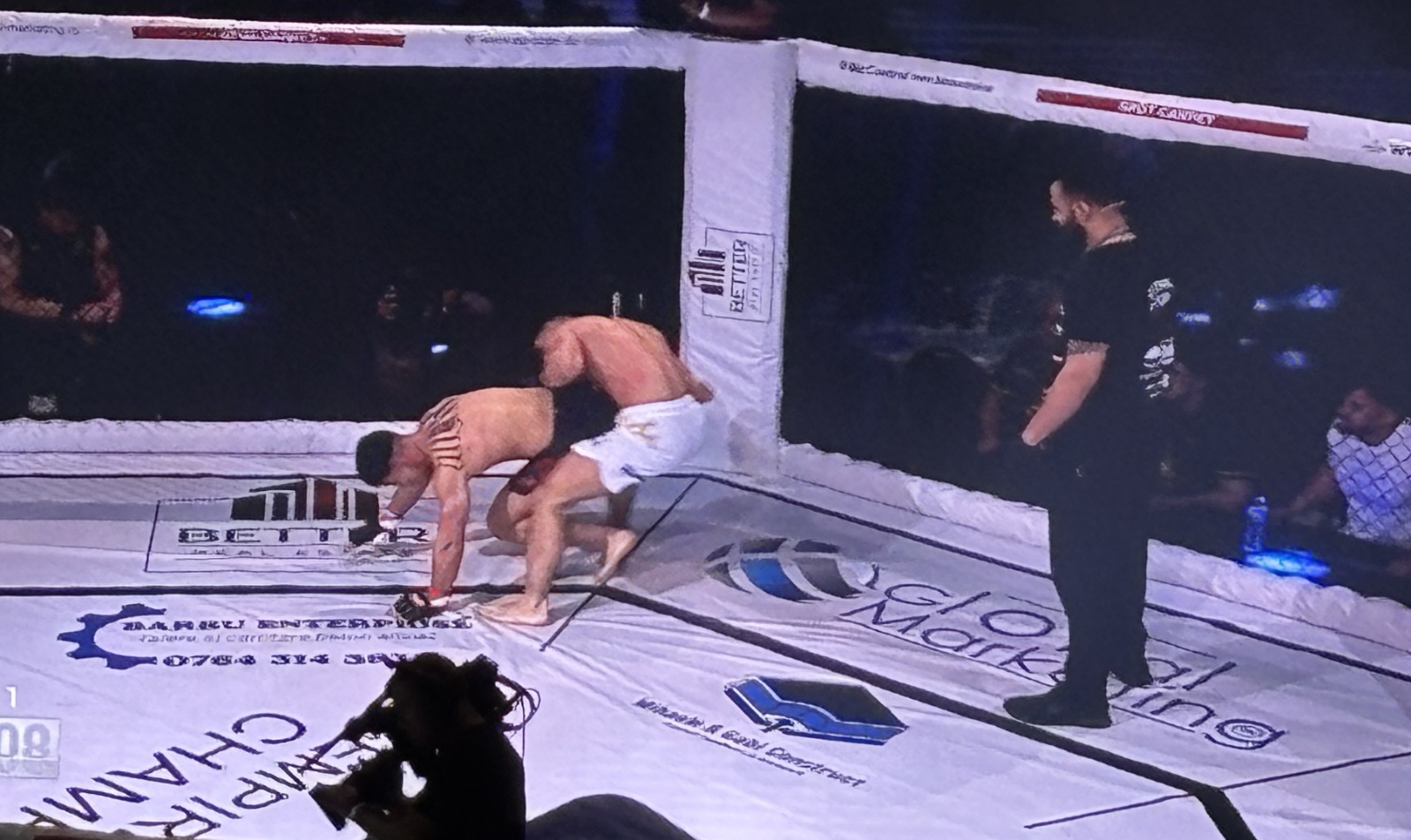 Români care simt că trăiesc prin durere: „Bă, n-o mai mermeliți! Dă-i sângele!”. Reportaj de la Box, MMA și Kempo
