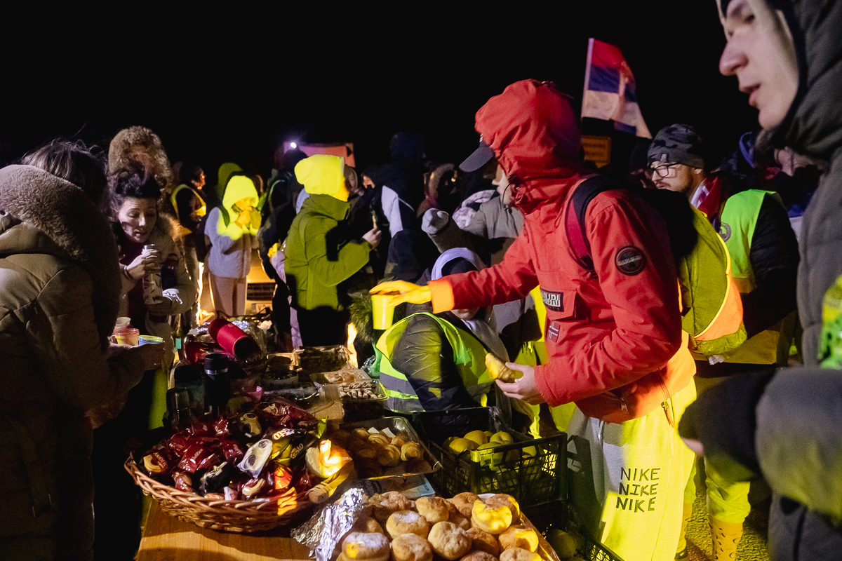 Cum protestează studenții sârbi prin marș și de ce strigă numele Laurei Kovesi