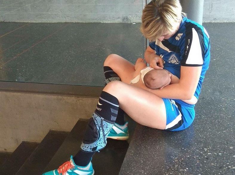 Senzațional! Handbalista Irina Pop și-a alăptat copilul în pauza meciului fetelor de la Lleida. Formată la Viitorul Cluj, e arhitectă și joacă pentru naționala Republicii Dominicane