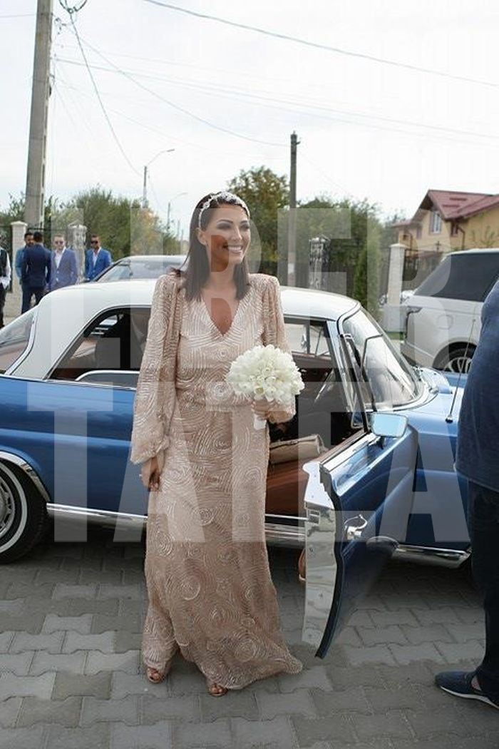 FOTO EXCLUSIV | Cum s-au îmbrăcat Ilinca Vandici și Andrei Neacșu la nunta lor. Ea, retro, el, trendy